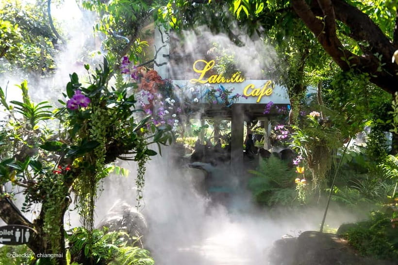 Chiang Rai: 3 Temples, Long Neck Village & Lalitta Café - Blue Temple brings a different mood