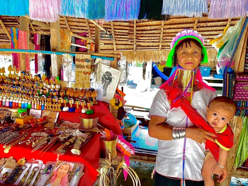 Chiang Rai: Discover 7 Must-See Spots & Lunch Included - A local Thai lunch in the middle of the day