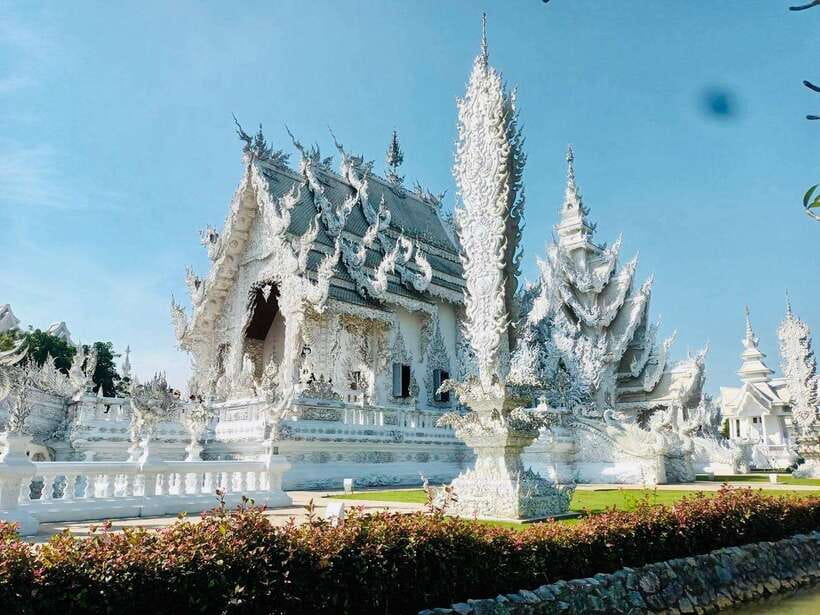 Chiang Rai: Excursion White, Blue,Red Temples & Lalitta Café - Lalitta Café: a theatrical final stop