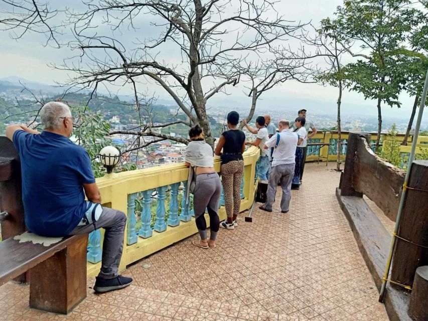 Chiang Rai Guide: Popular 7places 3Colors ,Golden Triangle - Long Neck Karen village: approach this stop thoughtfully