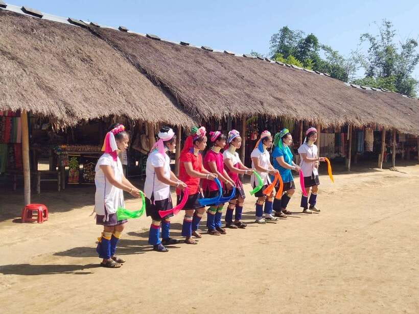 Chiang Rai: Guided Highlights Guided Tour with Buffet Lunch - Choui Fong Tea Farm: scenic break and tea tasting