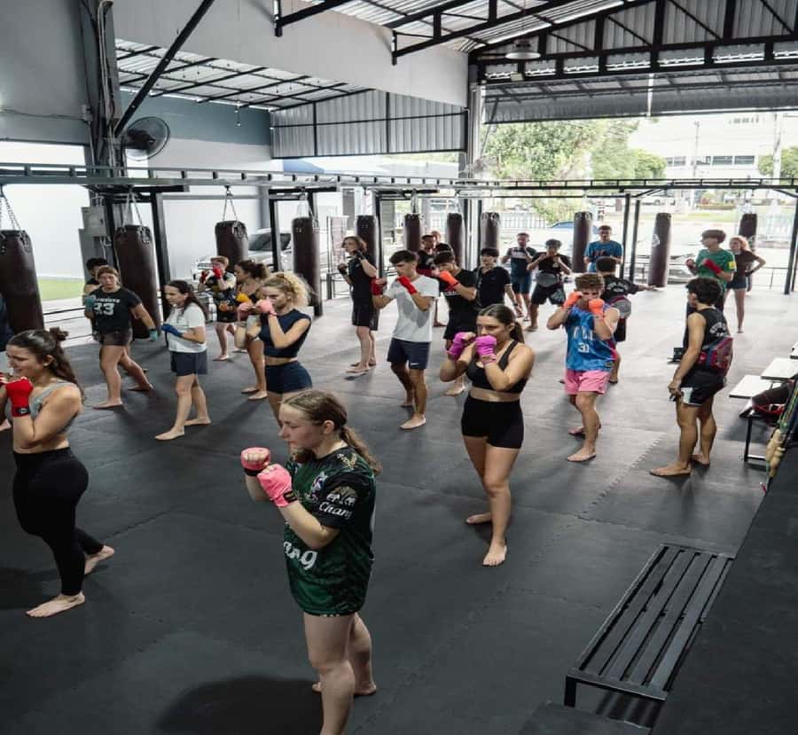 Chiangmai : Muay Thai Training academy - The warm-up sets the tone