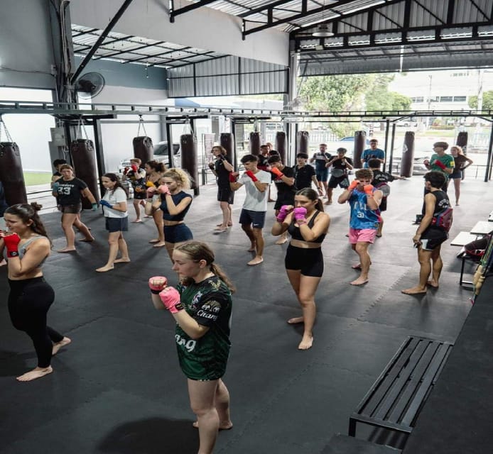Chiangmai : Muay Thai Training academy - Training with other people in the room