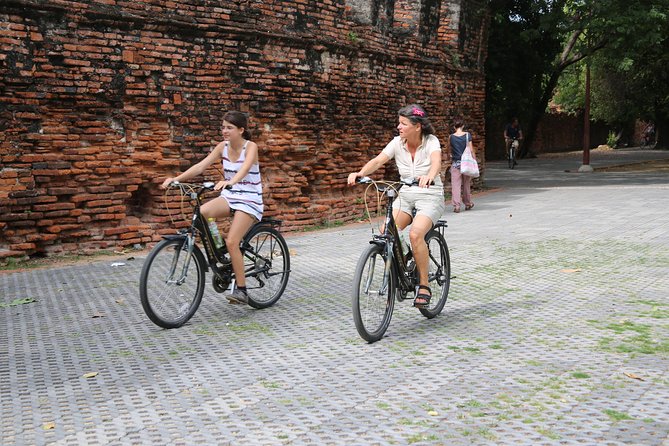 Colors of Ayutthaya Full-Day Bike Tour - Wat Mahathat and the famous Buddha image