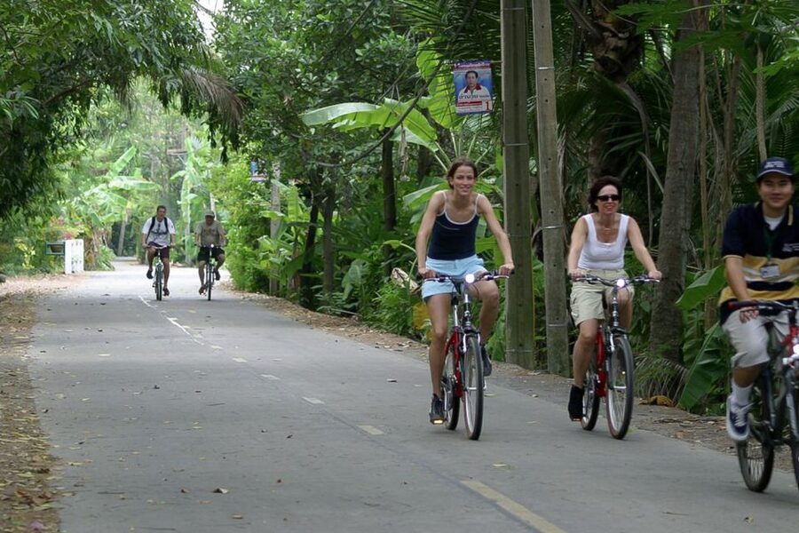 Colors Of Bangkok: 4-Hour Small Group Bike Tour - Lunch at a local restaurant