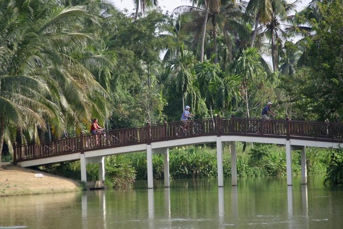Colors of Bangkok - Lat Pho Park and the first pause beside the river