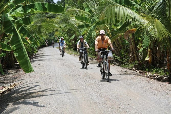 Colors of Damnoen Saduak from Bangkok - Starting at ThailandBiking on Rama III