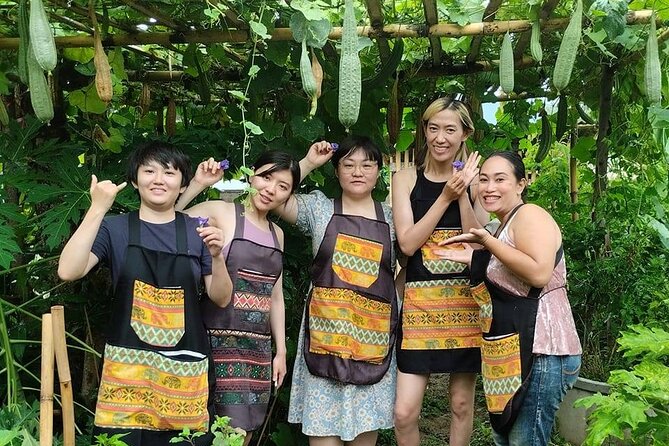 Cooking class in organic garden and local market tour ThaiCottage - Moving from the market to the organic garden
