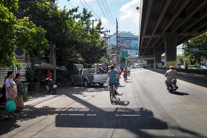 Countryside Bangkok and a Local Floating Market Tour by Bicycle Including Lunch - The Khlong Toei market gives the ride a strong opening
