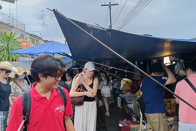 Damnoen Saduak and Maeklong Railway Market Tour with Private Car - The guide’s role in a packed day