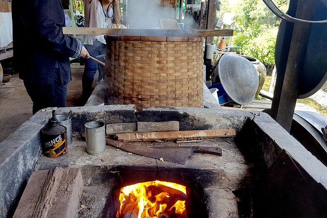 Damnoen Saduak Floating Market & Maeklong Railway Market Tour From Bangkok - What the guide and included extras add