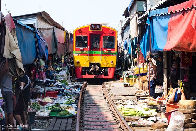 Damnoen Saduak Floating Market & Maeklong Train Market Tour - Two famous markets, two very different scenes