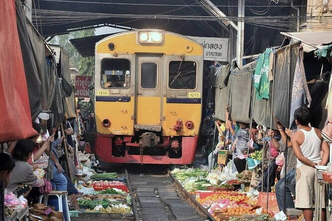 Damnoen Saduak Floating Market & Railway Market Tour from Bangkok - Damnoen Saduak by long-tail boat