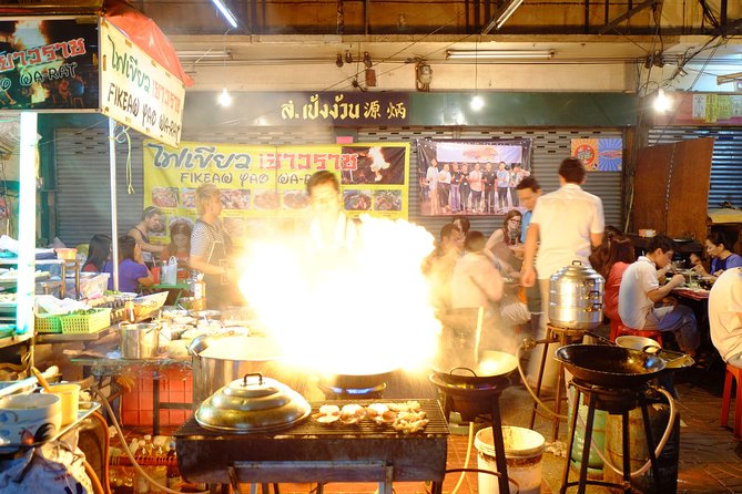 Discover Bangkok at Night 5-Hour Bike Tour with dinner - Pak Khlong Flower Market and a change of mood