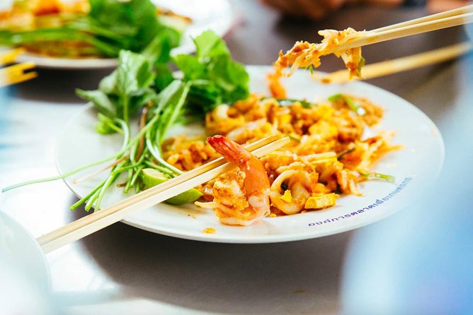 Drinks & Bites in Bangkok Private Tour - Pratunam Market and ten minutes of satay