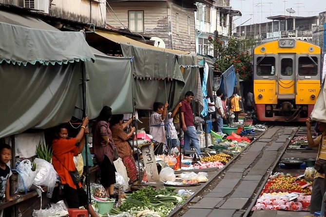 Famous Markets Tour: Maeklong Railway & Damnoen Saduak Floating - The canal ride to Damnoen Saduak