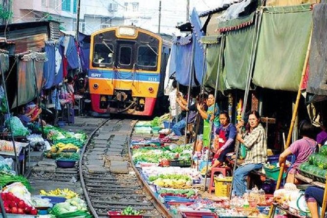 Floating Market Damnoen Saduak and Meklong Railway Market: Half Day Tour - Food, fruit, and extra stops