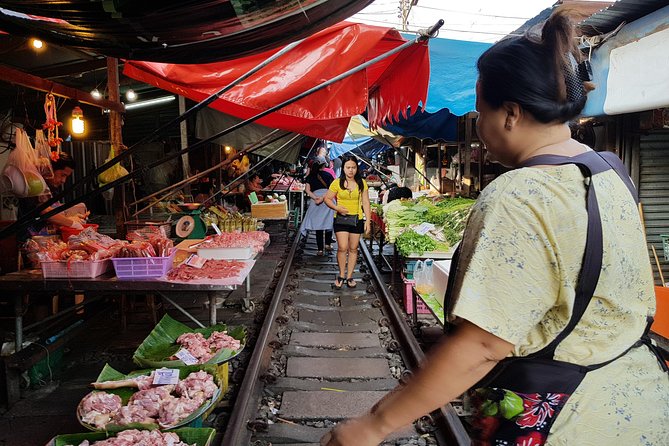 Floating Market Damnoen Saduak and Meklong Railway Market: Half Day Tour - What the guides add to the experience