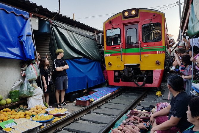Floating Market Damnoen Saduak and Meklong Railway Market: Half Day Tour - Time, crowds, and the tourist factor