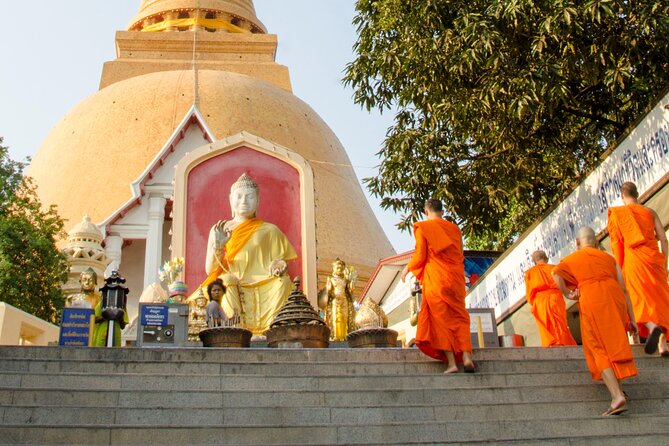Floating Market with Great Pagoda Temple and Wat Sam Phran - Damnoen Saduak arrives by long-tail boat