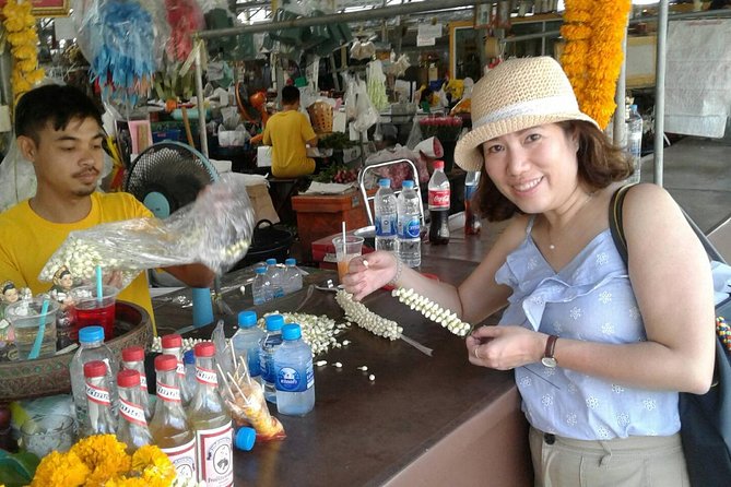 Flower Market & Floral Art: Multilingual Private Tour [EN/others] - Folding lotus flowers at Pak Khlong Talat