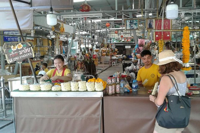 Flower Market & Floral Art: Multilingual Private Tour [EN/others] - Making Thai jasmine garlands with local artisans