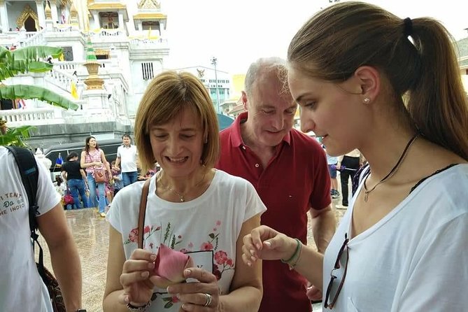 Flower Market & Floral Art: Multilingual Private Tour [EN/others] - Crossing the river to Kalayanamitr Temple