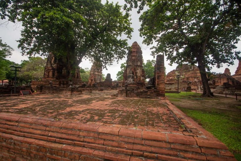 From Bangkok: Affordable Ayutthaya Highlights Tour - Clothes, bags, and comfort on the ruins