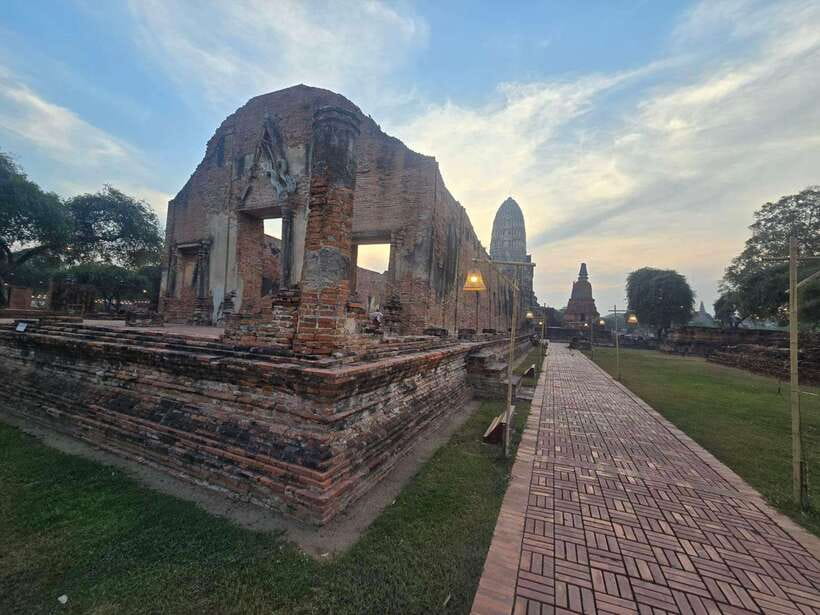 From Bangkok: Ayutthaya Afternoon Tour with Boat & Tuk-Tuk - The guide makes the difference
