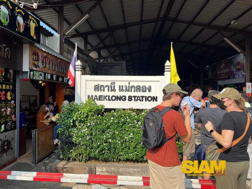 From Bangkok:Damnoen Floating Market and Railway Market Tour - Guide quality and the private option