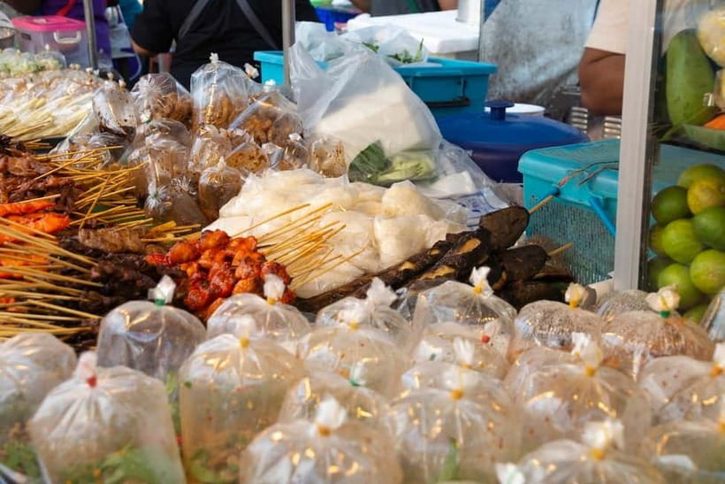From Bangkok: Don Wai Market, Wat Samphran & Lotus Café Tour - Du Bua Café and a lotus-pond pause