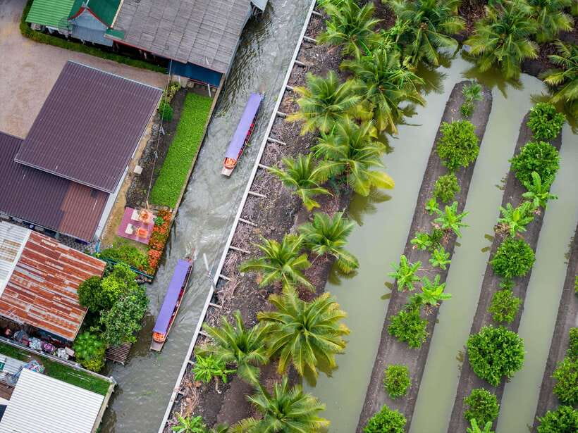 From Bangkok: Railway & Damnoen Saduak Floating Market Tour - The train that runs through Mae Klong Market