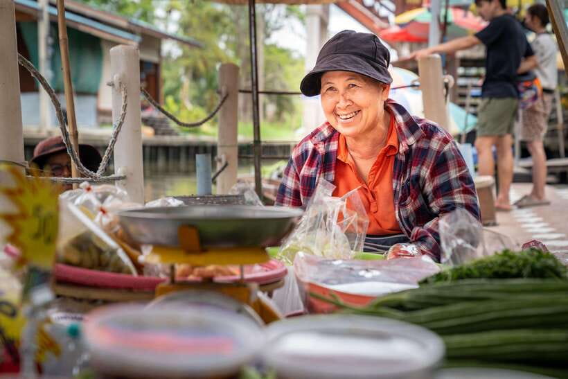 From Bangkok: Railway & Damnoen Saduak Floating Market Tour - Who should book this market trip?