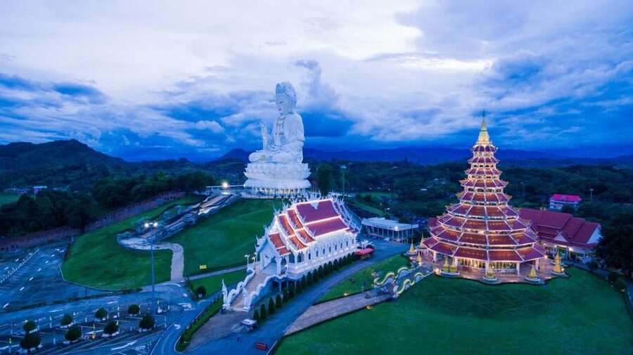 From Chiang Mai: Chiang Rai's Temples Exploration Day Trip - Guides make the difference