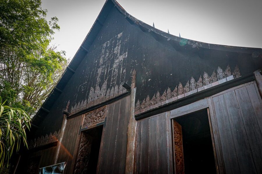 From Chiang Rai: Famous Temples and Golden Triangle Day Tour - Black House offers Chiang Rai’s strangest art
