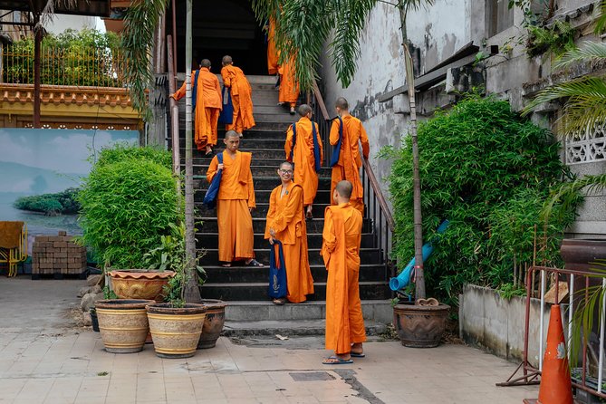 Full Day Bangkok PRIVATE City Tour With Locals - Wat Trimit & Wat Pho tickets - Wat Pho and Bangkok’s reclining Buddha