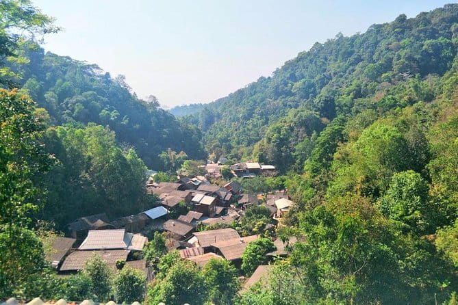 Full Day Elephant Bathing and Bamboo Rafting Tour in Chiang Mai - Lunch beside a busy morning of activities