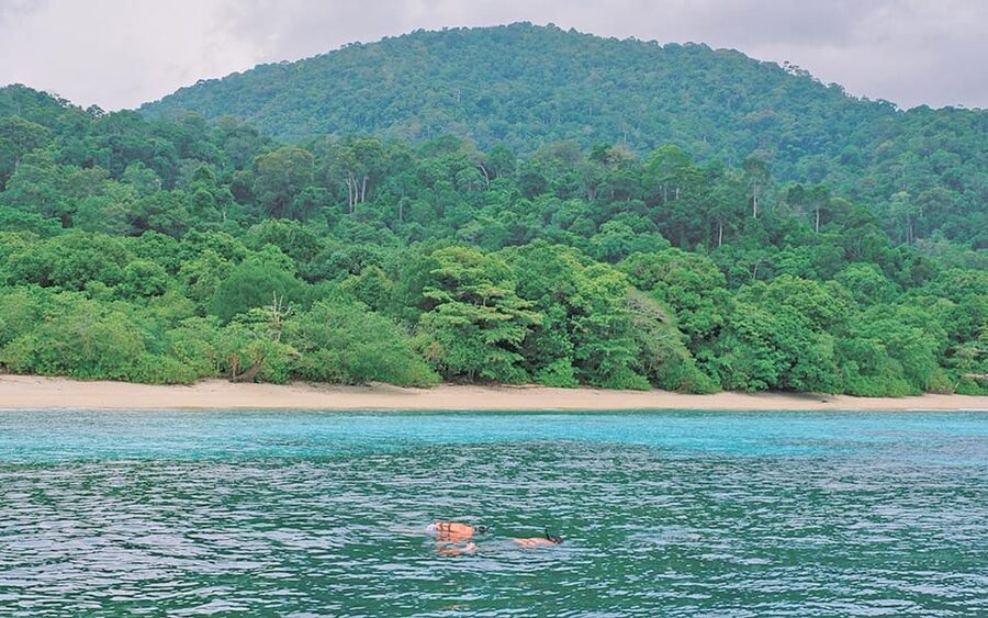 Full-Day Koh Lipe 5 points Snorkeling (East Zone) with Lunch - Hin Khao: coral in a narrow channel