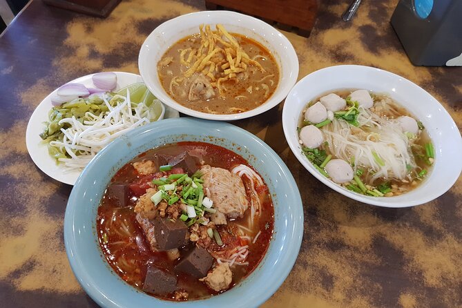 Go where the locals go, Eat what the locals eat! Food Tour with Local Foodies - Why the food selection is better than a standard Thai menu
