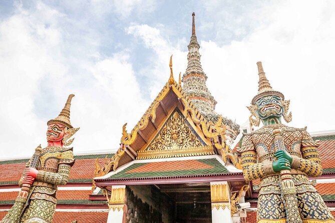 Grand Palace, Wat Phra Kaew, Wat Pho and Wat Arun Walking Tour From Bangkok - Wat Phra Kaew and the Emerald Buddha