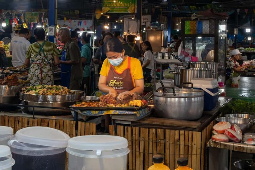 Hua Hin: Local Food Nighttime Guided Tour - The first restaurant brings northern and central flavors