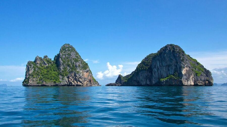 Ko Lanta: Emerald Cave and 4 Islands Tour by Longtail Boat - Entering the dark tunnel at Koh Mook