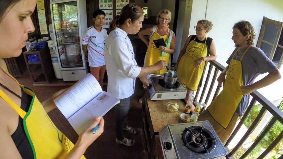 Koh Lanta: Evening Course at Lanta Thai Cookery School - Group size and the pace of the evening
