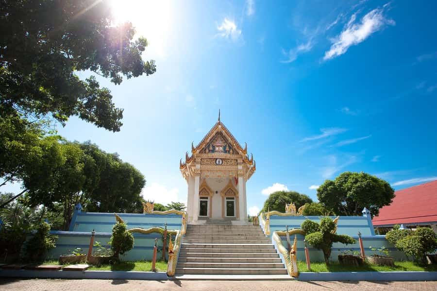Koh Samui: Half Day City Tour with Hotel Pickup - Wat Plai Laem and the 18-arm goddess