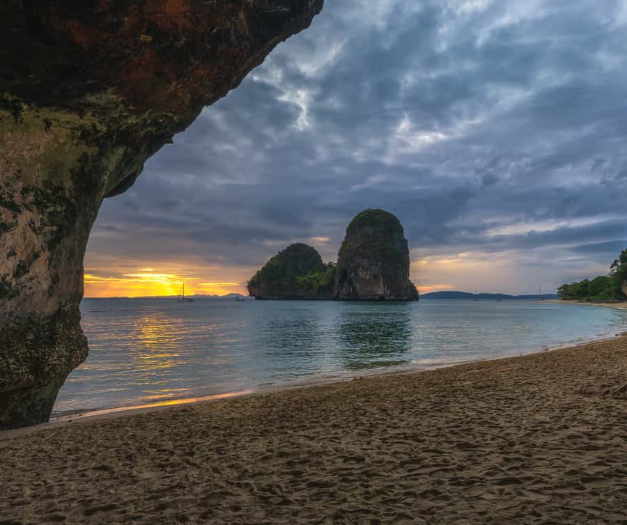 Krabi: Bioluminescent Plankton, Snorkeling & Sunset Tour - Phra Nang Cave Shrine, a quick first look