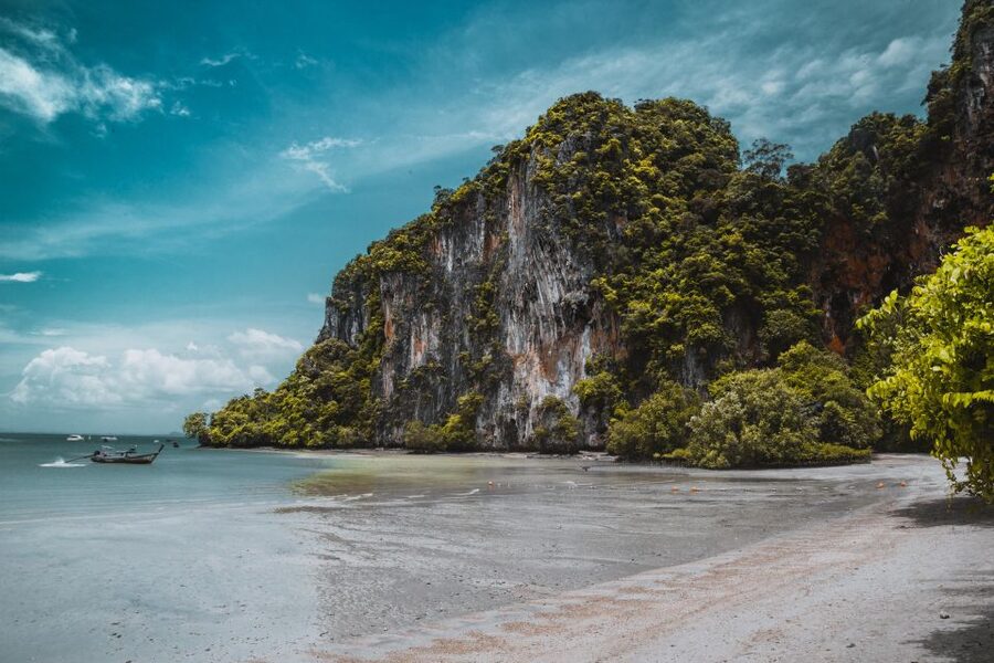 Krabi: Hong Island & Ko Pak Bia Tour with Sunset Dinner - Lao Lading: a quieter beach break