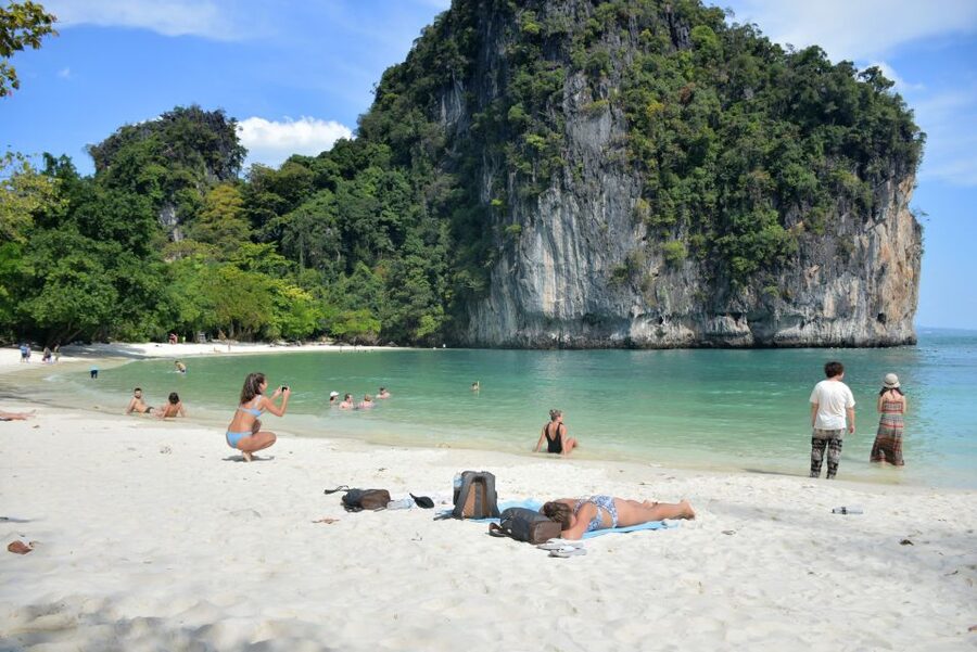 Krabi: Hong Island Sunset Tour w/ Beach Dinner+Night Snorkel - Hong Lagoon, where the boat slows down