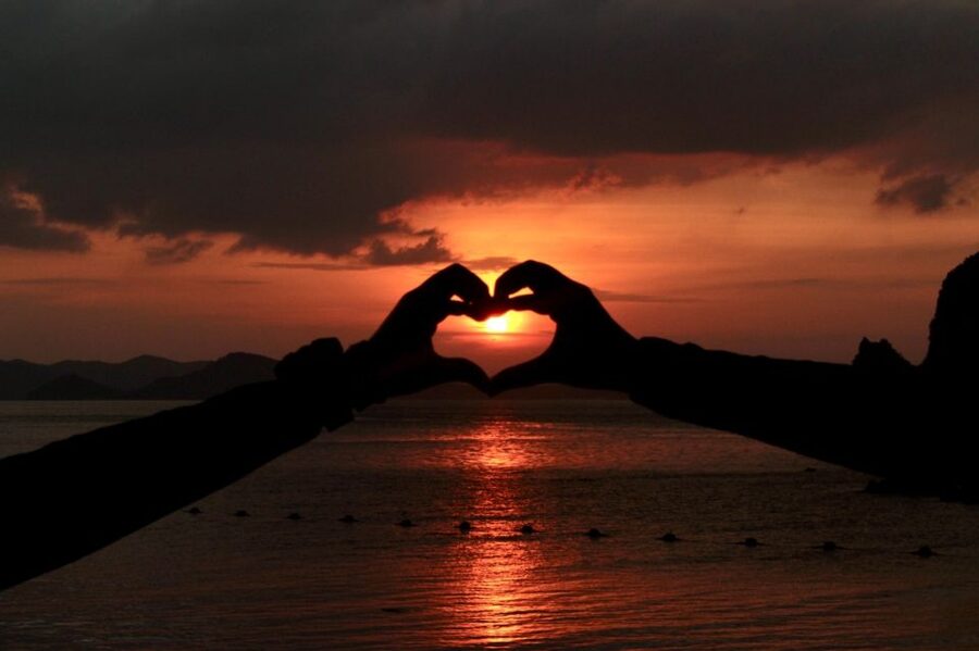 Krabi: Hong Island Sunset Tour w/ Beach Dinner+Night Snorkel - Sunset dinner on Koh Pakbia