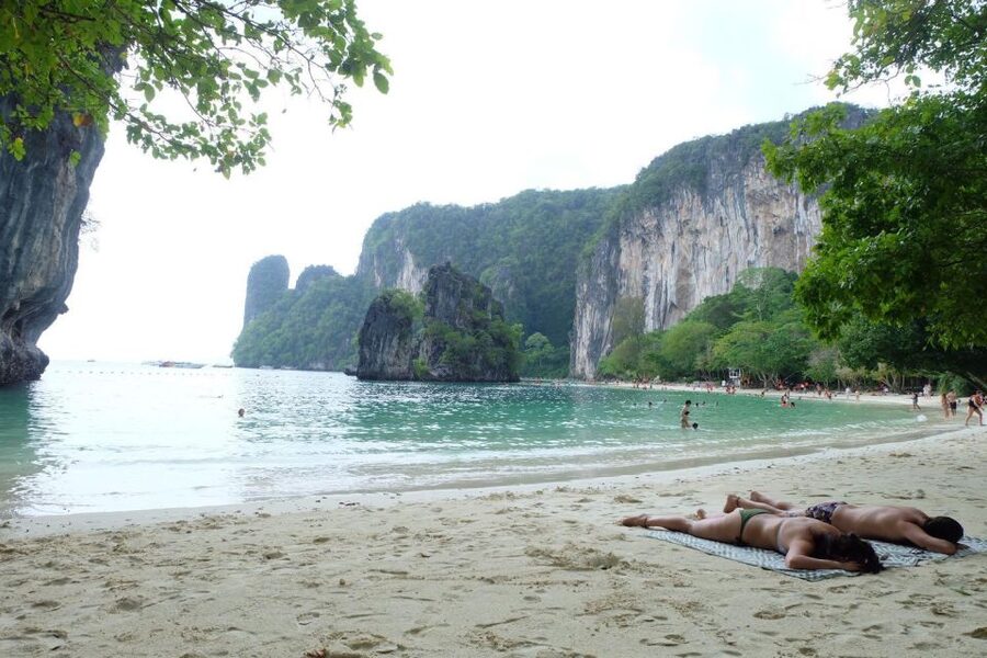 Krabi: Hong Islands Day Tour by Longtail Boat - Hong Island beach and the viewpoint climb