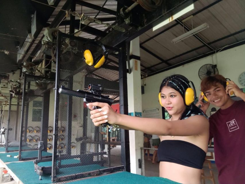 Krabi shooting range (9mm GLOCK17 10 bullet) - Firing the 9mm Glock 17
